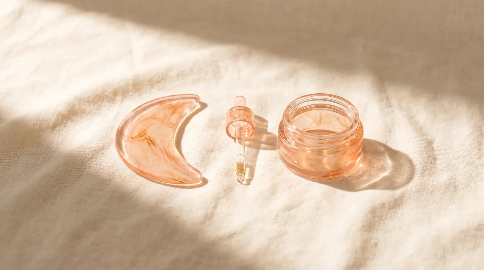 Patch hydrogel, sérum et crème disposés côte à côte