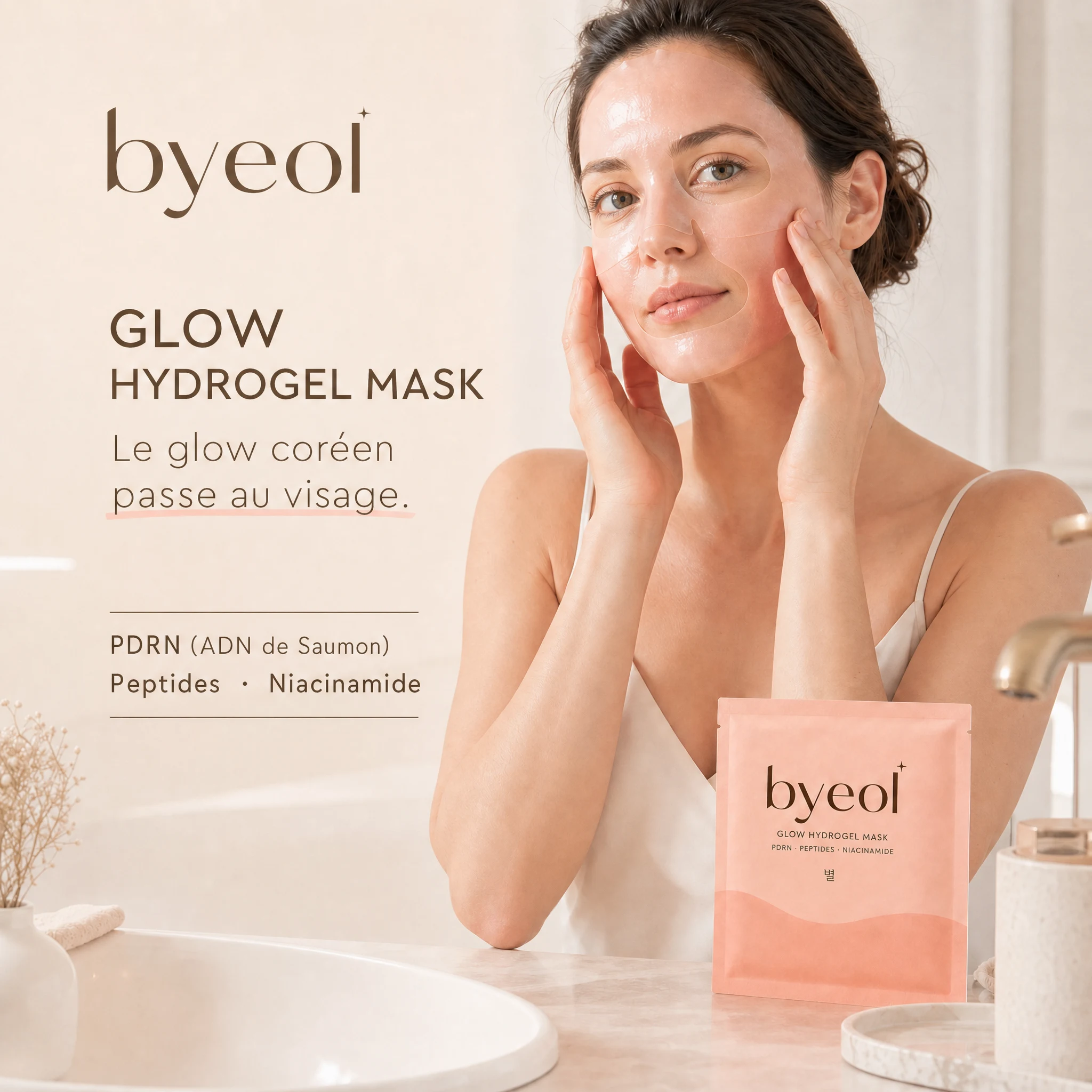 Modèle portant le Glow Hydrogel Mask Byeol et présentation du rituel
