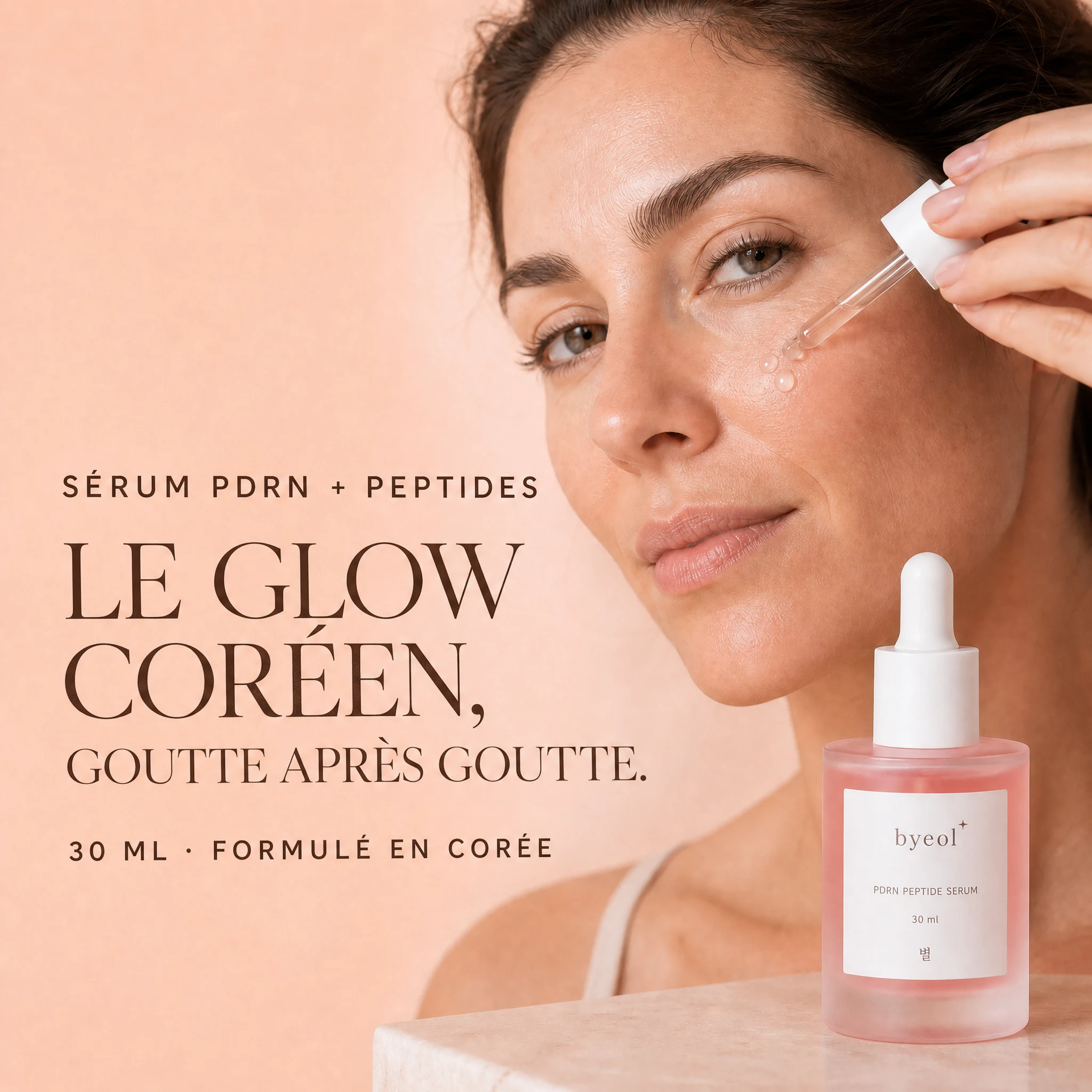 Modèle appliquant le sérum PDRN + Peptides Byeol